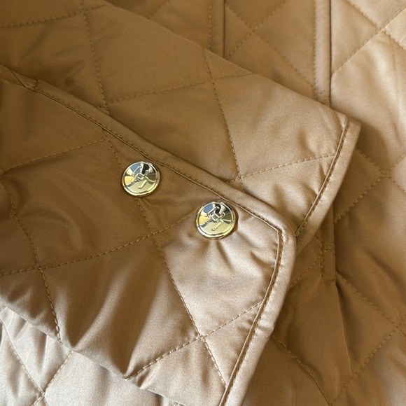 New Chico’s Quilted Barn Jacket Coat Camel/Tan Snap Front Light Size 1 (Medium) - Picture 8 of 15